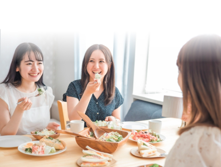 食事をする女性たち