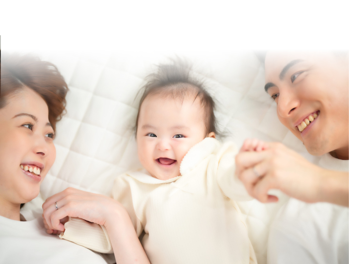 寝転んでいる親子