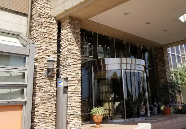 午後10時以降は玄関左側のインターフォンをご利用ください